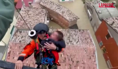 Alluvione in Emilia Romagna, l’Aeronautica salva una bambina di 7 anni con l’elicottero