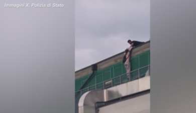 Poliziotto salva una donna appesa al cornicione dell’ospedale: ecco il video da brividi