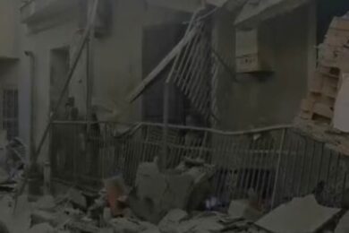 Crolla una palazzina nel Napoletano. Morti due bambini e una donna