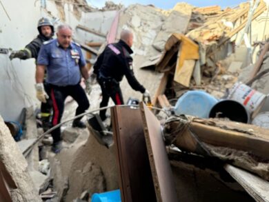 Palazzina crollata a Napoli, recuperato anche il corpo della nonna: è la quarta vittima