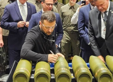 Guerra Ucraina, Zelensky negli Usa presenta il suo “Piano vittoria” contro la Russia. Visita in una fabbrica di munizioni
