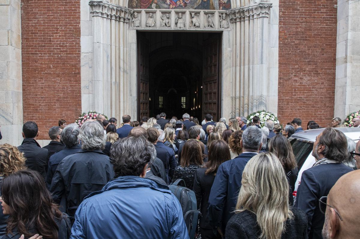 I funerali di Paola Marella a Milano: addio a un’icona di eleganza e professionalità