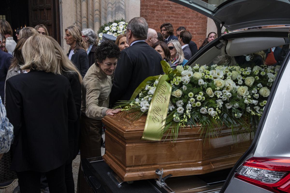 I funerali di Paola Marella a Milano: addio a un’icona di eleganza e professionalità