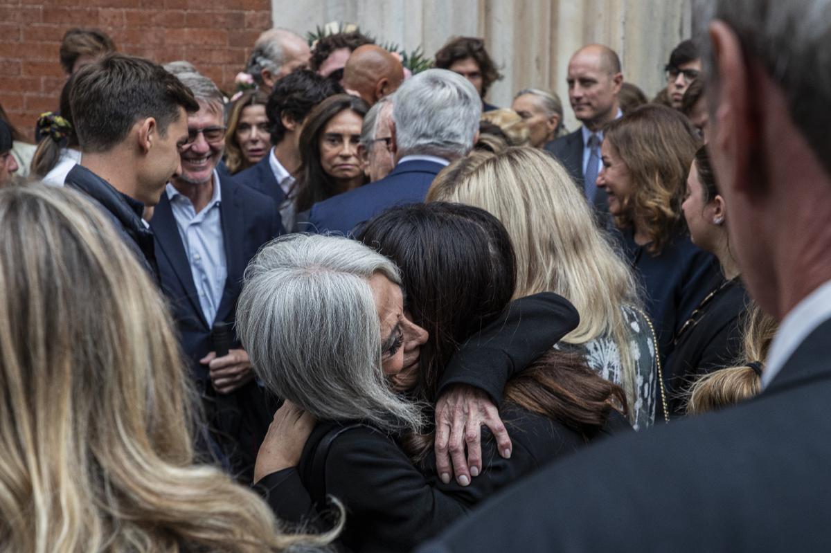 I funerali di Paola Marella a Milano: addio a un’icona di eleganza e professionalità