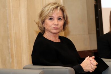 Alberta Ferretti lascia la direzione creativa del suo brand dopo 40 anni. Brilla il titolo in Borsa