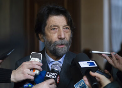 Cacciari: “Schlein premier? Sì, dell’ammucchiata con M5S e Renzi. Costretti a stare insieme come fa il Cdx”