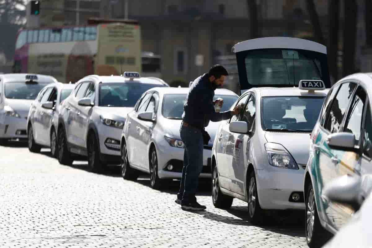 Oltre 4mila romani sognano di fare il tassista: e 20 su cento sono donne. Ma è un lavoro over 50