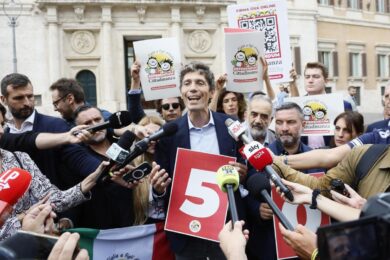 Cittadinanza, boom di firme: raggiunto il quorum. Conte si sfila e non firma. Il governo: c’è già una legge