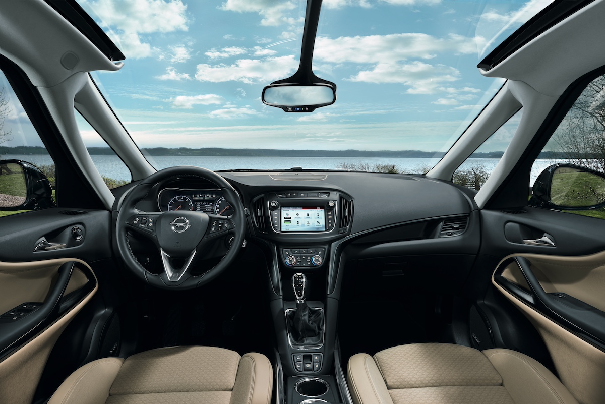 Opel Astra GTC e il rivoluzionario parabrezza Panorama, una nuova esperienza di guida