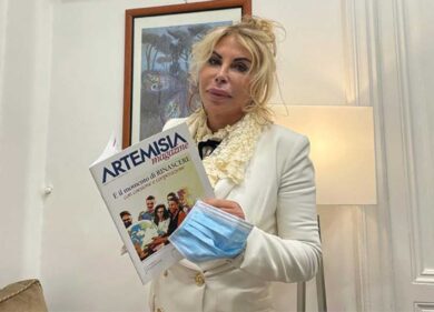 Laboratori analisi contro farmacisti, scontro tra lobby: in ballo c’è la Sanità e l’invasione delle multinazionali delle farmacie