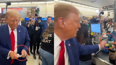 Trump come zio Paperone: regala una banconota da 100 dollari a una madre per pagare la spesa al supermercato. Bufera sui social