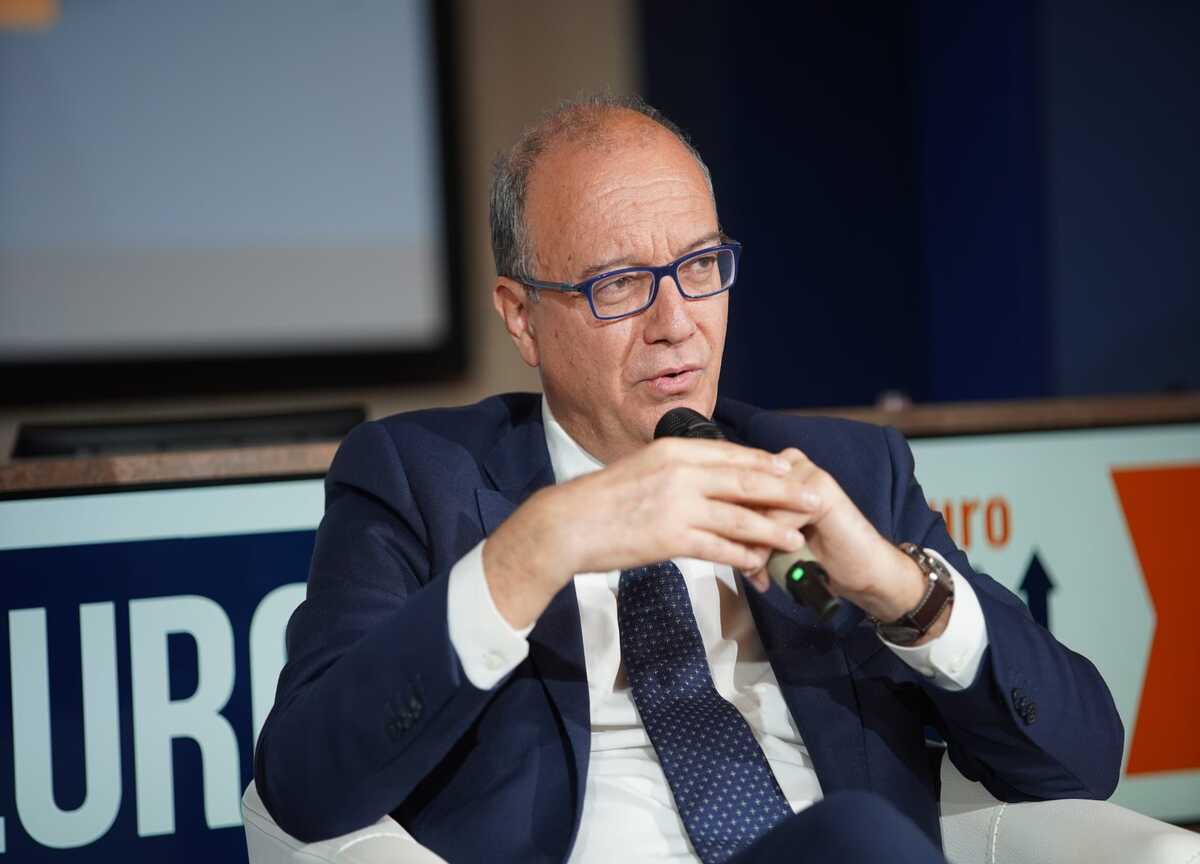 Scuola, col 6 in condotta rimandati a settembre. Fino a 10mila € per offese agli insegnanti: nuova legge approvata Scuola, col 6 in condotta rimandati a settembre. Fino a 10mila € per offese agli insegnanti: nuova legge approvata