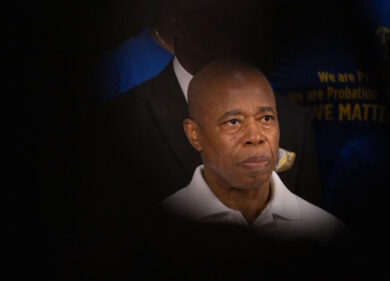 New York, il sindaco Adams incriminato per corruzione: federali in casa all’alba. Dem nel caos