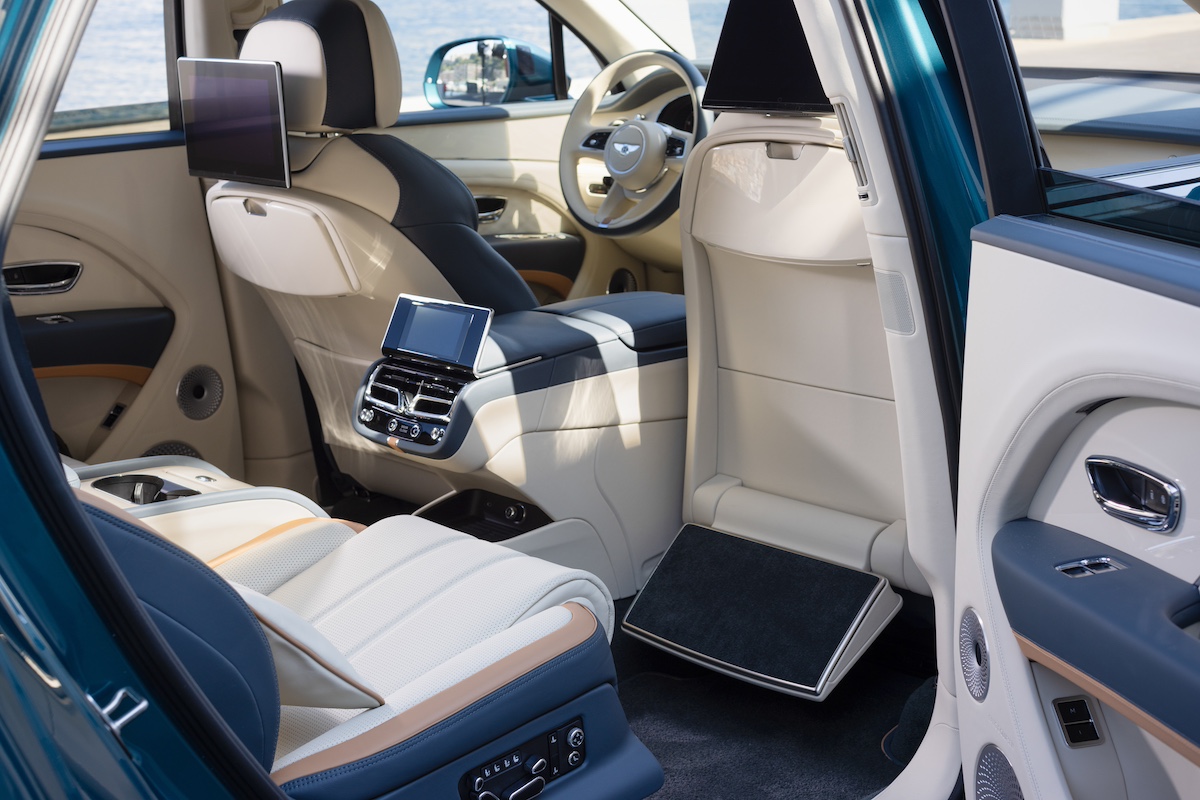 Bentley svela la Bentayga EWB Azure Riviera Collection: lusso ispirato al mondo dello yachting