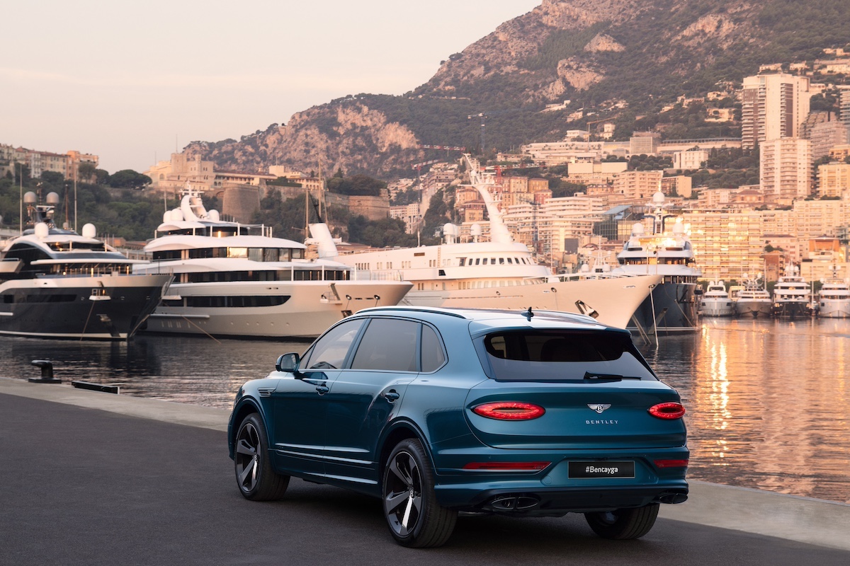 Bentley svela la Bentayga EWB Azure Riviera Collection: lusso ispirato al mondo dello yachting