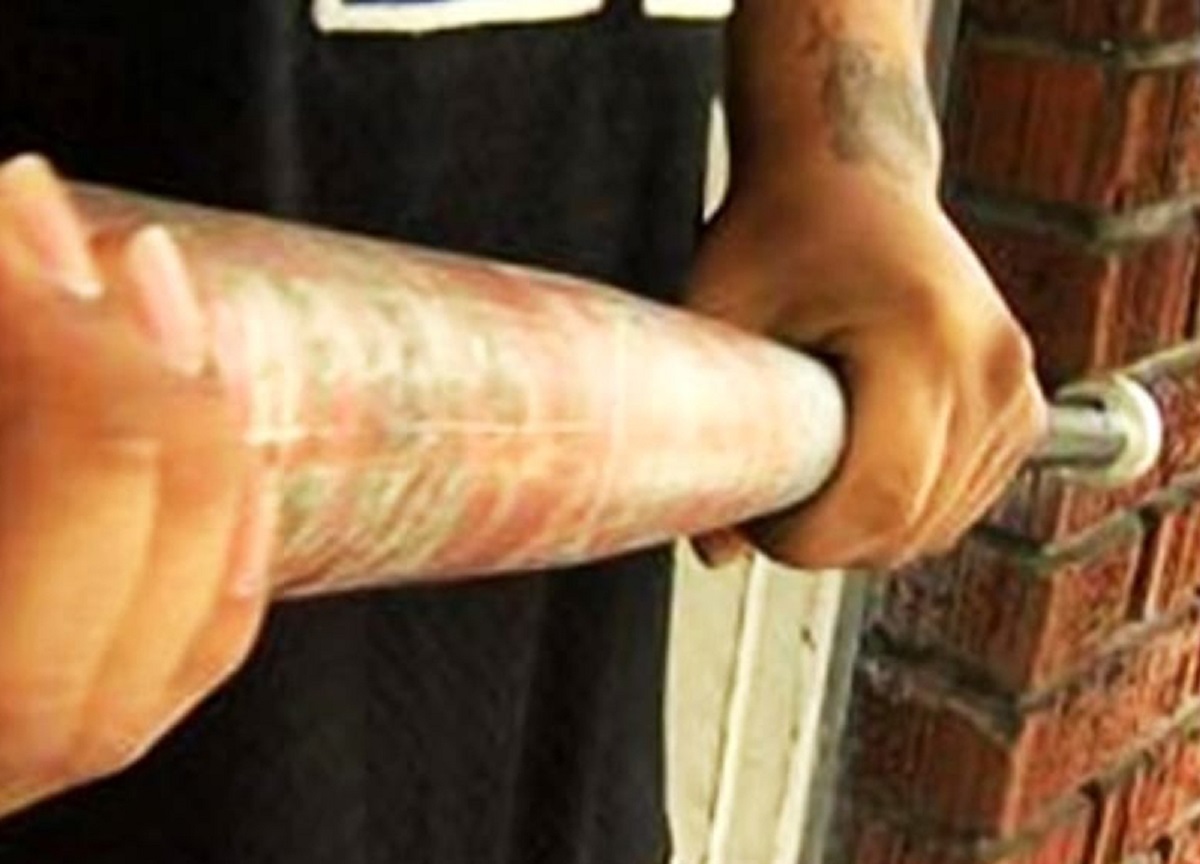 Imprenditore aggredito con una mazza da baseball: fermato un minorenne Imprenditore aggredito con una mazza da baseball: fermato un minorenne