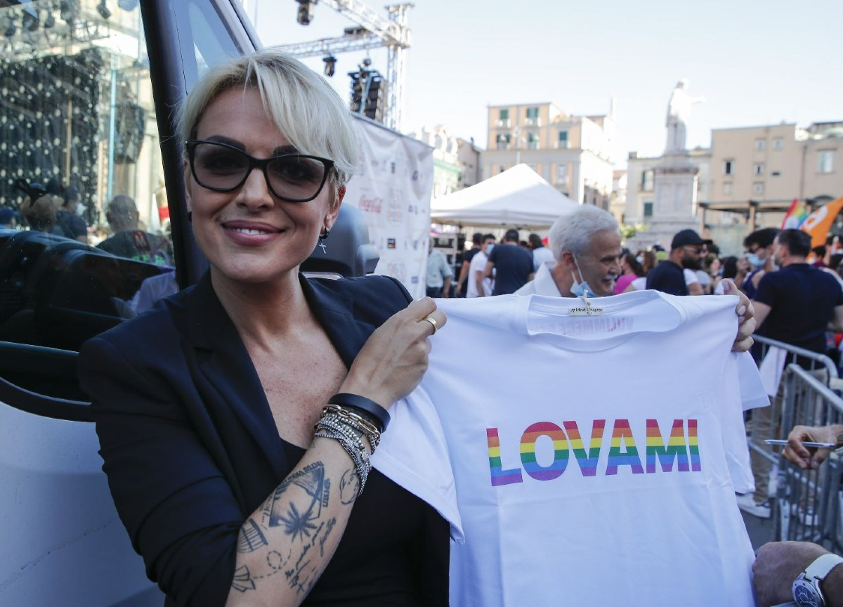 Pascale e il progetto politico sui diritti. L’amica Luxuria: “Quella volta che Silvio mi invitò ad Arcore…” Pascale e il progetto politico sui diritti. L’amica Luxuria: “Quella volta che Silvio mi invitò ad Arcore…”