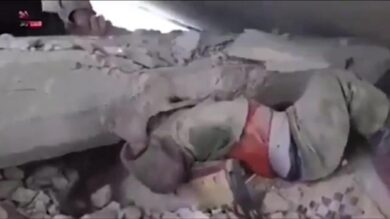 Bambino rimasto bloccato travolto dalle macerie, le immagini dell’incredibile salvataggio. VIDEO