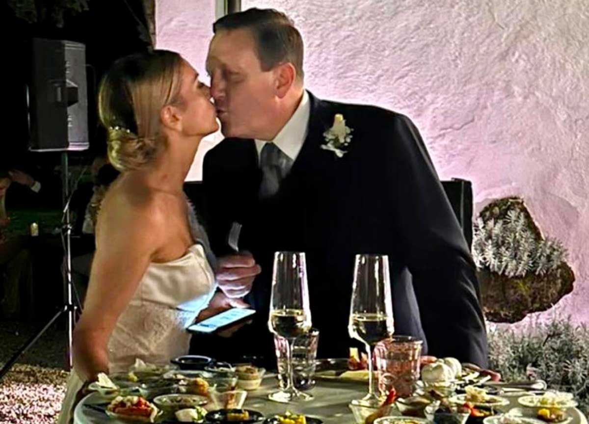 Marco Di Stefano e Claudia Ariano “finalmente sposi”: matrimonio “riparatore” tra i big della politica romana Marco Di Stefano e Claudia Ariano “finalmente sposi”: matrimonio “riparatore” tra i big della politica romana