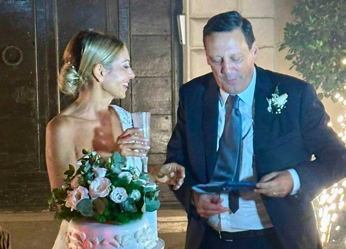 Marco Di Stefano e Claudia Ariano “finalmente sposi”: matrimonio “riparatore” tra i big della politica romana Marco Di Stefano e Claudia Ariano “finalmente sposi”: matrimonio “riparatore” tra i big della politica romana