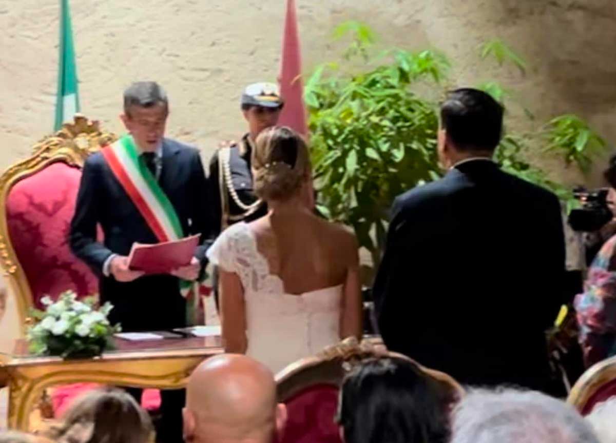 Marco Di Stefano e Claudia Ariano “finalmente sposi”: matrimonio “riparatore” tra i big della politica romana Marco Di Stefano e Claudia Ariano “finalmente sposi”: matrimonio “riparatore” tra i big della politica romana