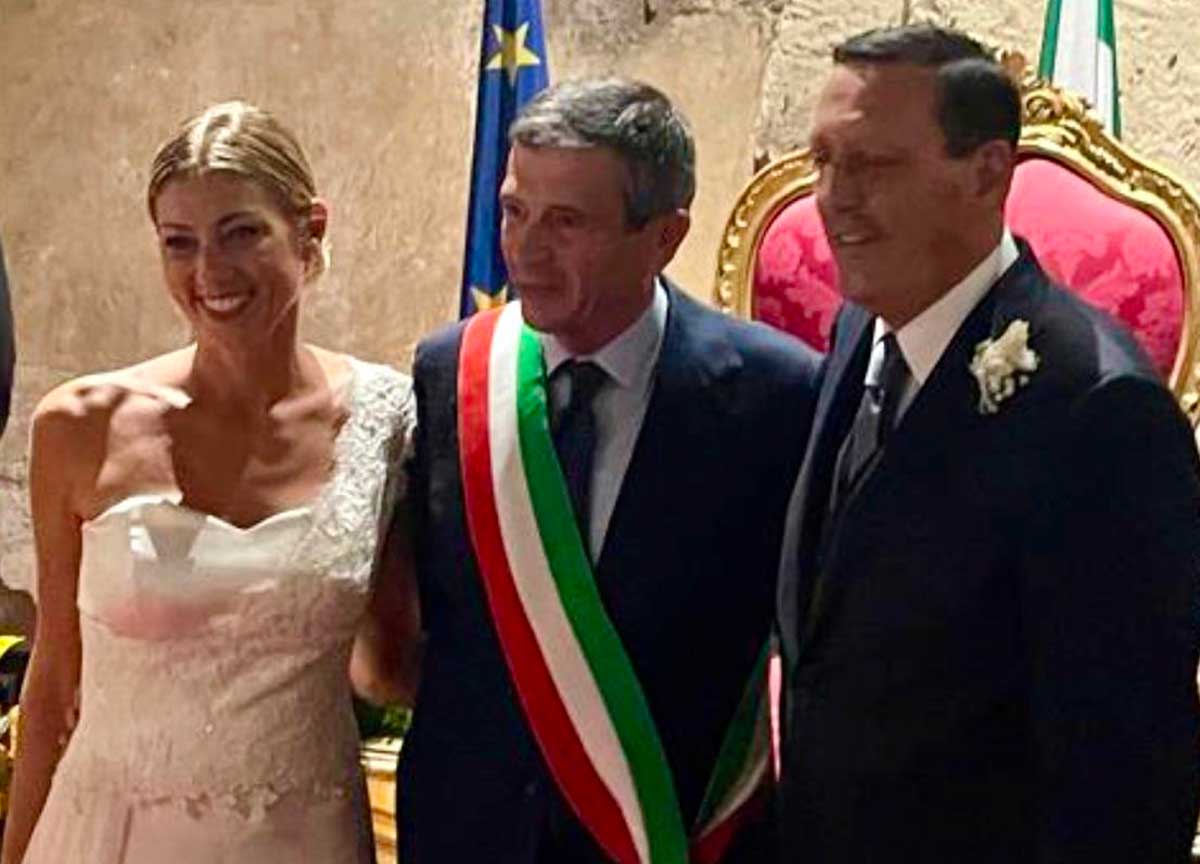 Marco Di Stefano e Claudia Ariano “finalmente sposi”: matrimonio “riparatore” tra i big della politica romana Marco Di Stefano e Claudia Ariano “finalmente sposi”: matrimonio “riparatore” tra i big della politica romana
