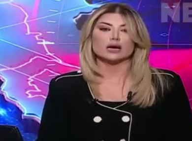 Morto Nasrallah, la giornalista della tv libanese annuncia piangendo l’uccisione del capo di Hezbollah