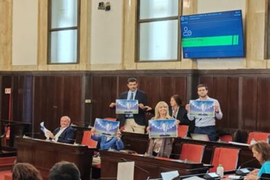 Champions, protesta a Palazzo Marino: FdI e Lega con foto della coppa perduta