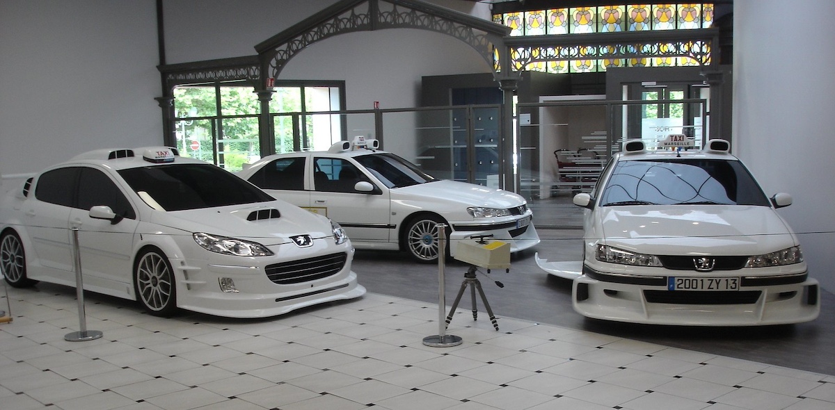 Peugeot 406: da berlina familiare a protagonista d’azione nella saga “Taxxi” Peugeot 406: da berlina familiare a protagonista d’azione nella saga “Taxxi”