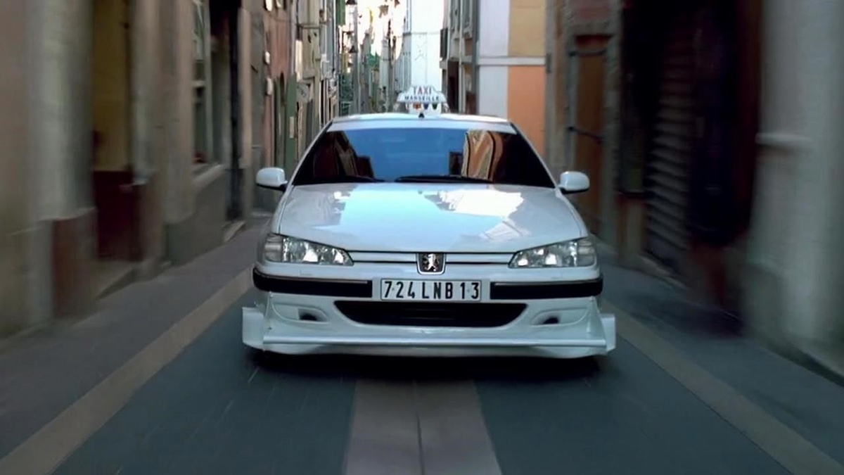 Peugeot 406: da berlina familiare a protagonista d’azione nella saga “Taxxi” Peugeot 406: da berlina familiare a protagonista d’azione nella saga “Taxxi”