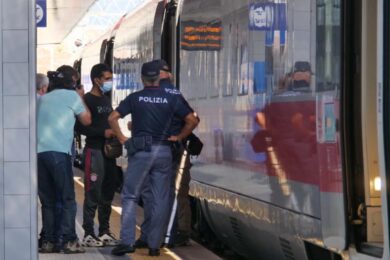 Roma: tifoso del Venezia picchiato a cinghiate da ultras Roma, un arresto e una denuncia