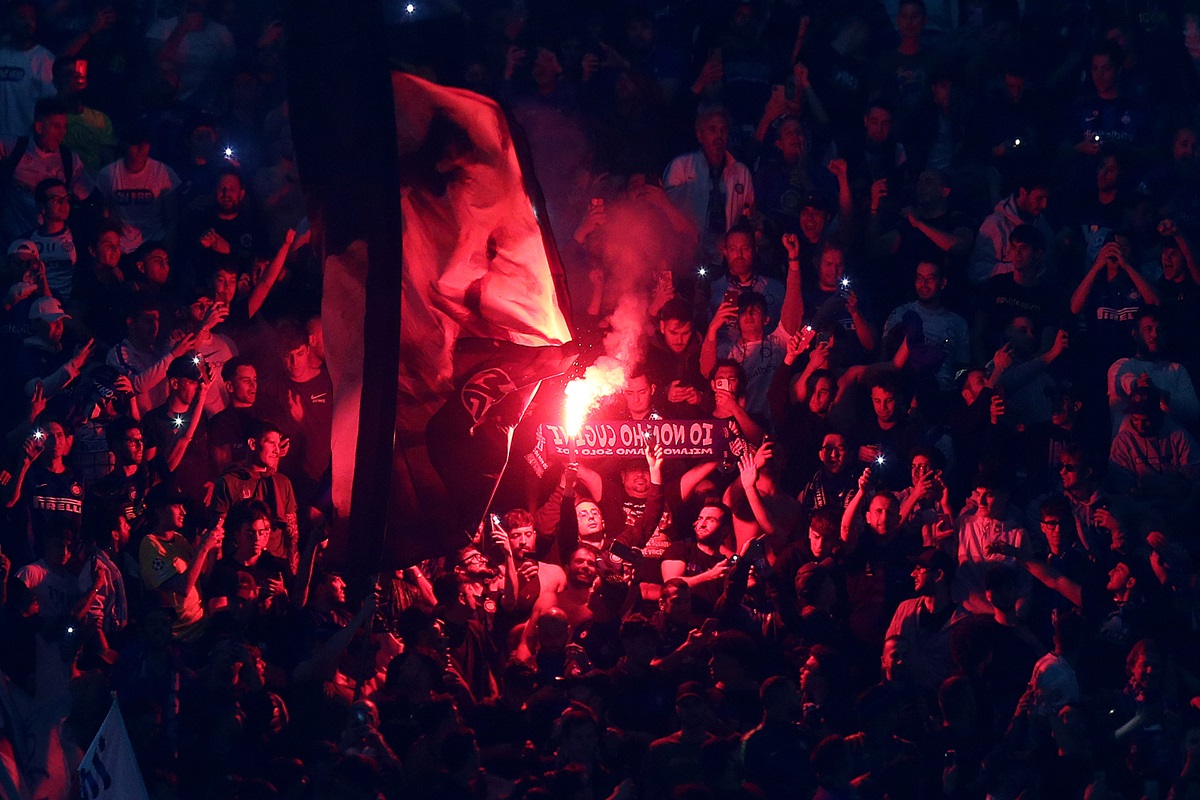 Inchiesta curve, le reazioni nelle chat di milanisti e interisti: “Noi tifosi, loro mafiosi”. Il reportage Inchiesta curve, le reazioni nelle chat di milanisti e interisti: “Noi tifosi, loro mafiosi”. Il reportage