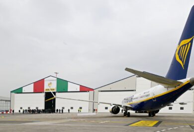 Scoppia il pneumatico di un aereo in pista, chiuso l’aeroporto di Orio al Serio