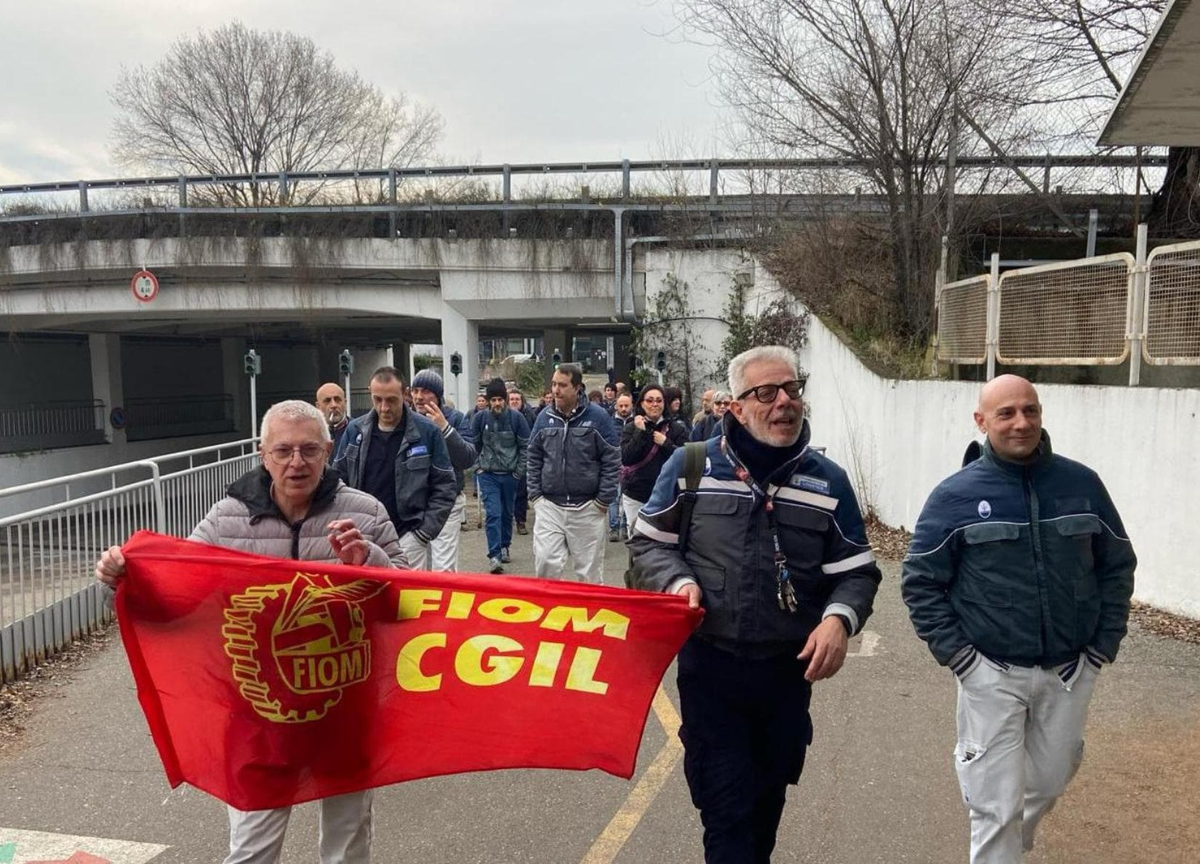 Stellantis non ha un piano per Mirafiori: stop prolungato fino a novembre, non si produrrà nemmeno la 500 elettrica Stellantis non ha un piano per Mirafiori: stop prolungato fino a novembre, non si produrrà nemmeno la 500 elettrica