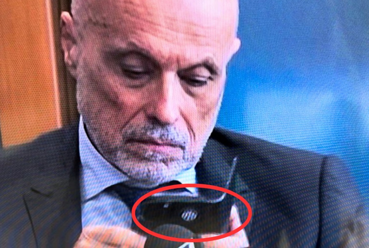 Inchiesta curve, il procuratore Viola con la cover del telefono dell’Inter Inchiesta curve, il procuratore Viola con la cover del telefono dell’Inter