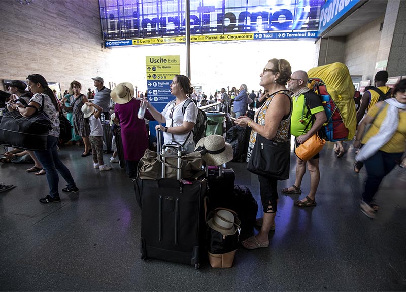L’Italia delle Ferrovie crolla sotto il peso di un chiodo su un cavo. Salvini spiega così il caos di Roma Termini L’Italia delle Ferrovie crolla sotto il peso di un chiodo su un cavo. Salvini spiega così il caos di Roma Termini