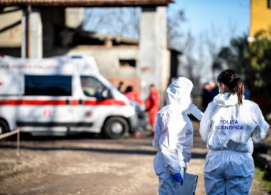 Insegnante morta a Brescia per un aneurisma: indagato il fidanzato. Ma è irreperibile