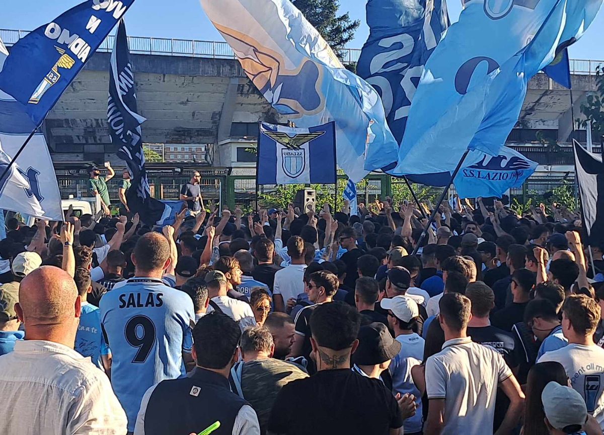 Il metodo San Siro: “Decidono gli ultras chi entra, dicono 10 e passano in 150”. Lotito avverte: “Siamo solo all’inizio” Il metodo San Siro: “Decidono gli ultras chi entra, dicono 10 e passano in 150”. Lotito avverte: “Siamo solo all’inizio”