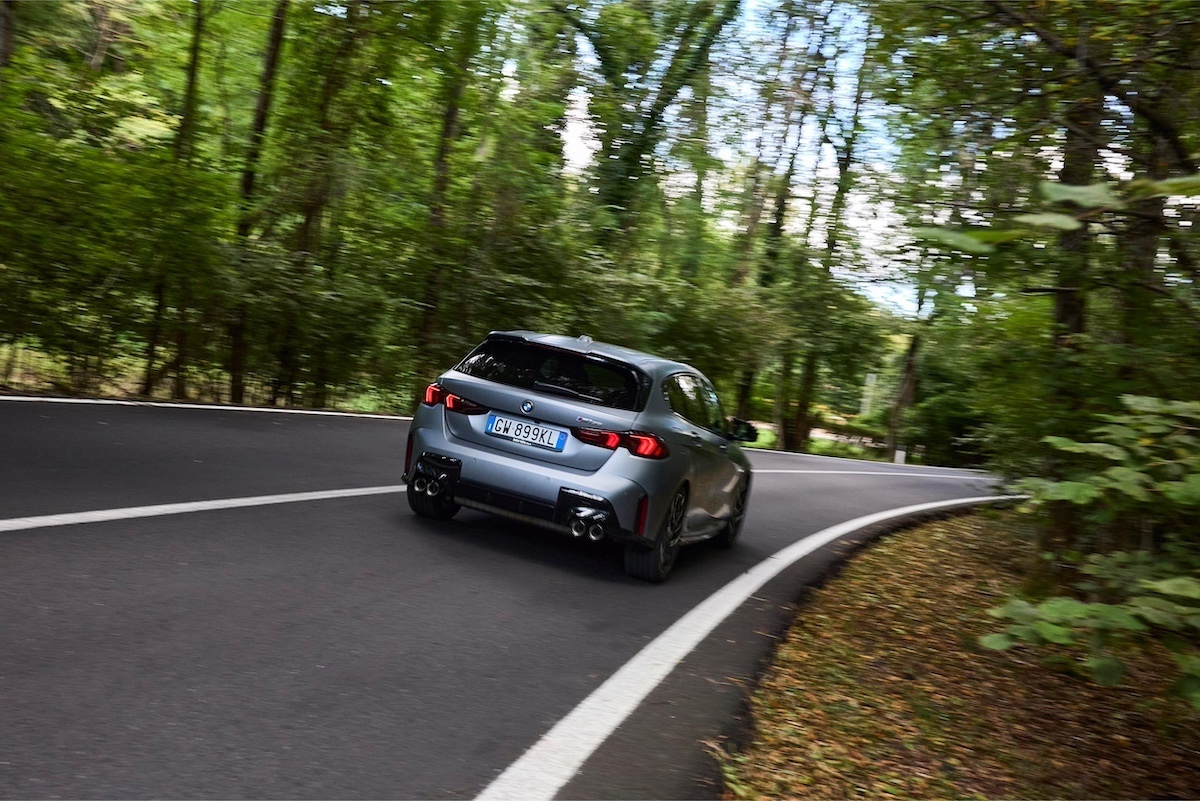 BMW Serie 1: La quarta generazione della compatta premium ridefinisce sportività ed efficienza
