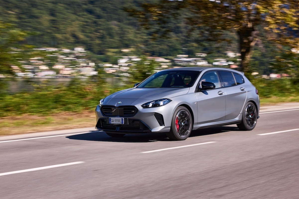 BMW Serie 1: La quarta generazione della compatta premium ridefinisce sportività ed efficienza