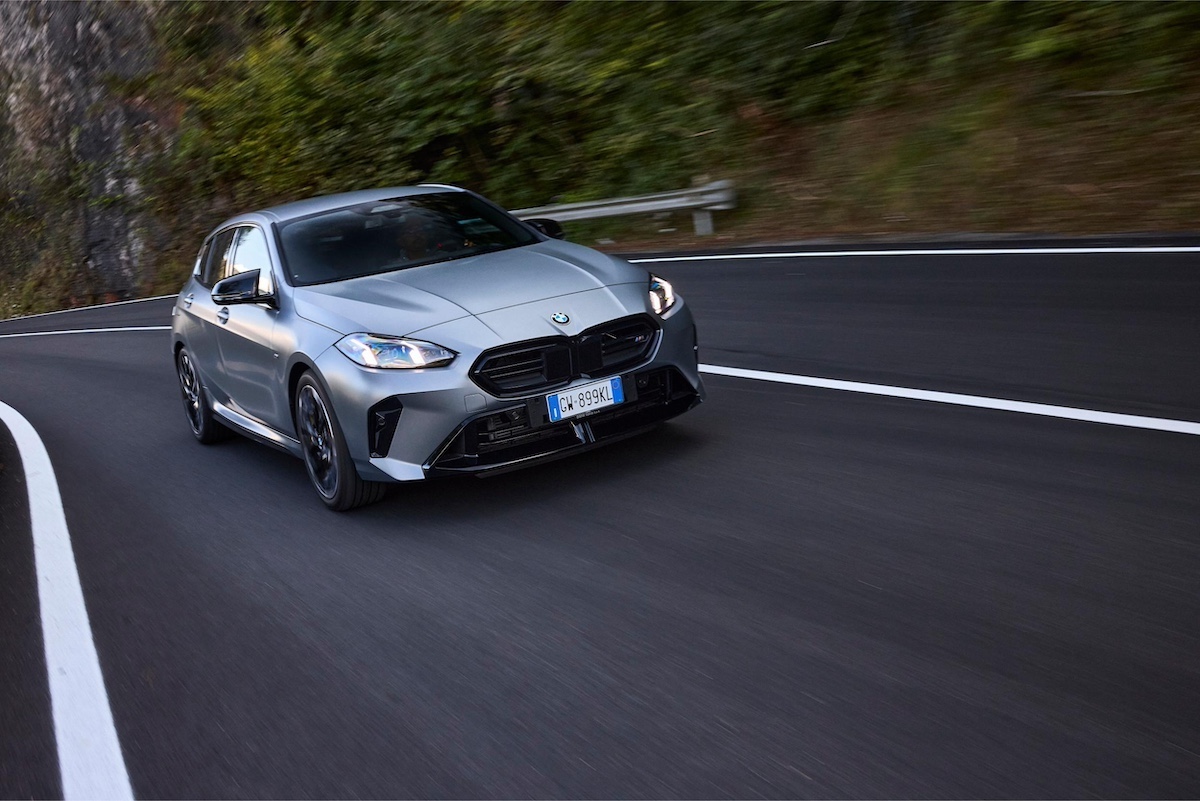 BMW Serie 1: La quarta generazione della compatta premium ridefinisce sportività ed efficienza