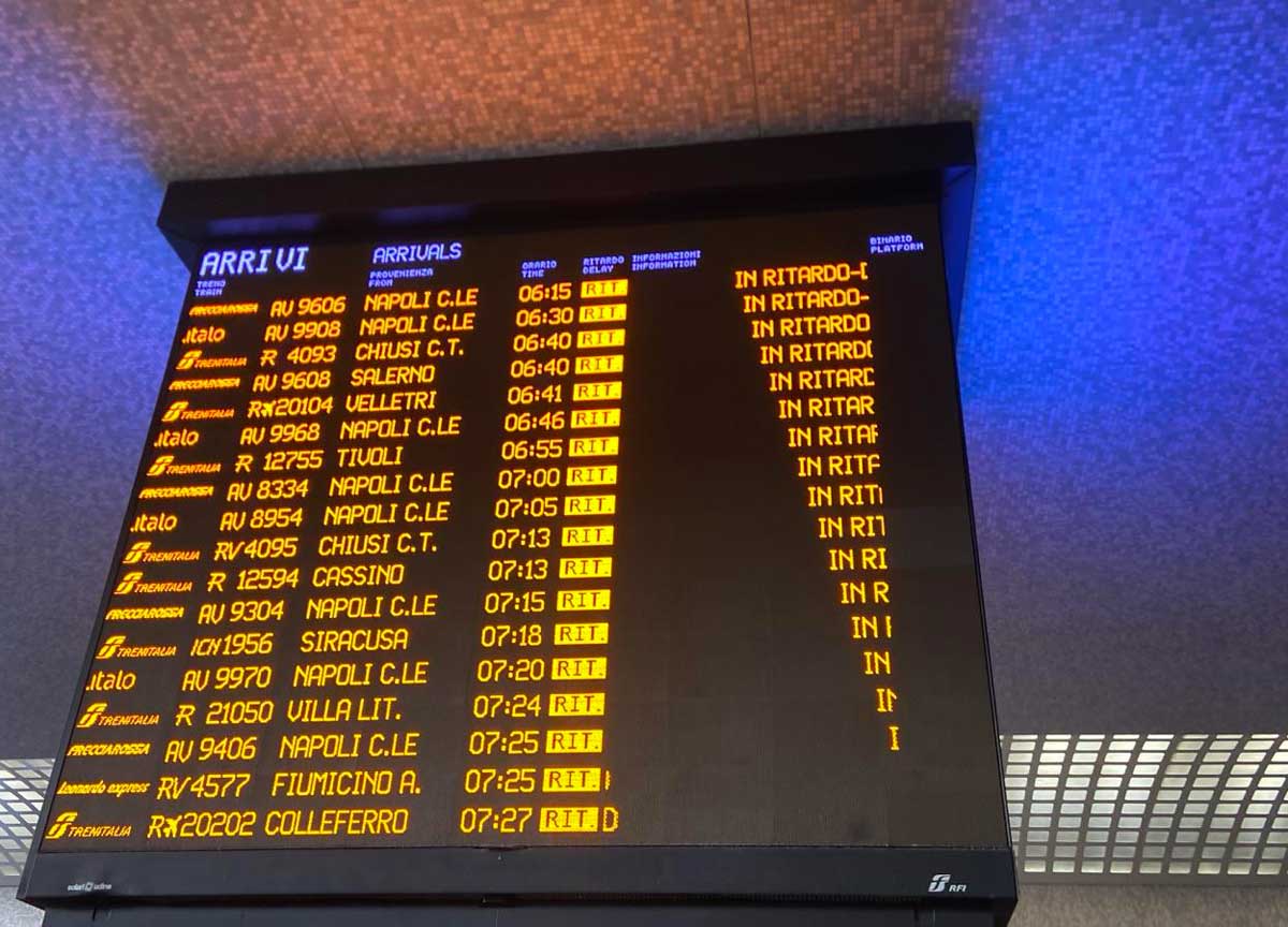 L’Italia delle Ferrovie crolla sotto il peso di un chiodo su un cavo. Salvini spiega così il caos di Roma Termini L’Italia delle Ferrovie crolla sotto il peso di un chiodo su un cavo. Salvini spiega così il caos di Roma Termini