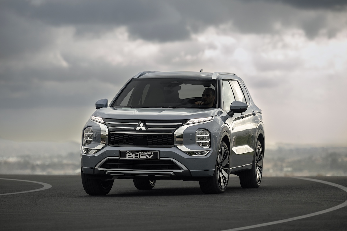 Mitsubishi lancia il nuovo Outlander PHEV: innovazione e design per il mercato europeo Mitsubishi lancia il nuovo Outlander PHEV: innovazione e design per il mercato europeo