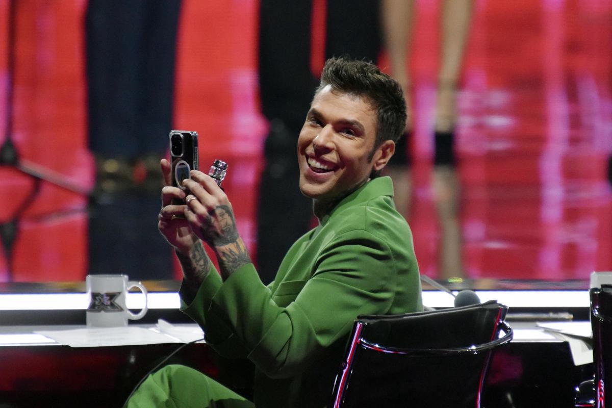 Fedez a Lucci: “Mi serve una guardia del corpo. Ma non uno con le scritte del Duce addosso”. Il business dei tatuaggi Fedez a Lucci: “Mi serve una guardia del corpo. Ma non uno con le scritte del Duce addosso”. Il business dei tatuaggi
