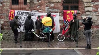 Rider infuriati davanti al Tribunale di Milano: “Glovo? Aziende delivery ignorano le sentenze”. VIDEO