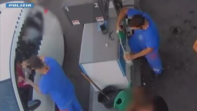 Prima compra la benzina, poi dà fuoco alla giovane rivale in amore. VIDEO