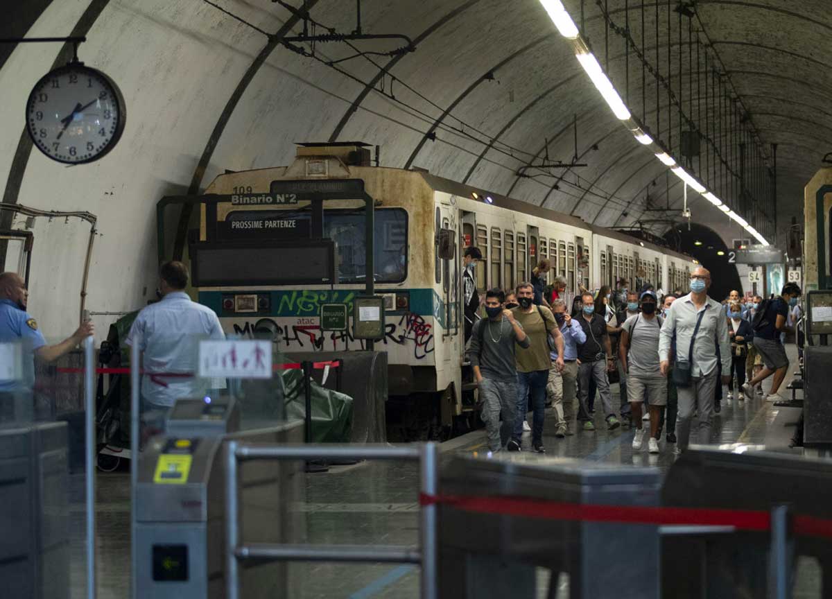 “Pellegrini del Giubileo, evitate Roma, traffico e trasporti: non funzionerà nulla”. L’appello multilingue dei pendolari