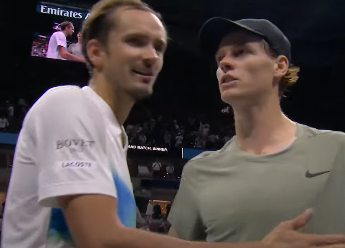 Tennis, Sinner conquista gli ottavi di finale del Masters 100 di Shanghai e poi sorride sul gossip del suo matrimonio Tennis, Sinner conquista gli ottavi di finale del Masters 100 di Shanghai e poi sorride sul gossip del suo matrimonio