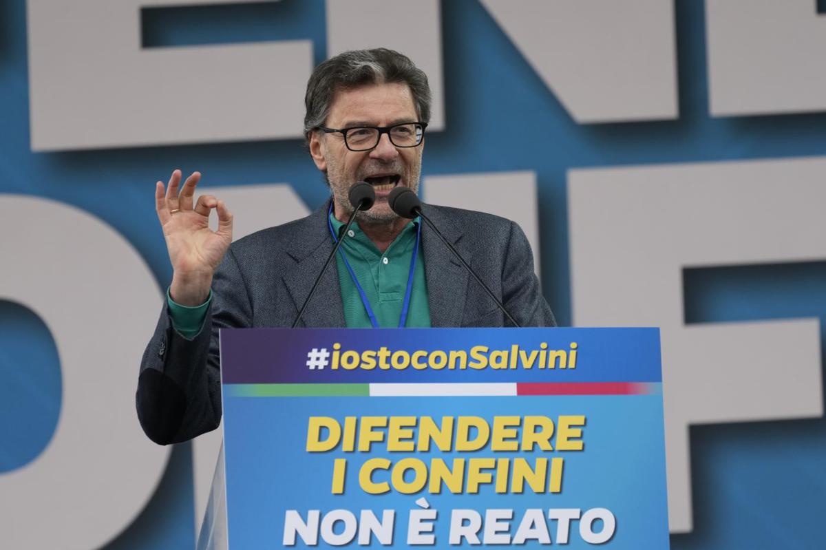Manovra, Giorgetti da Pontida archivia le polemiche: “So distinguere tra chi fa già sacrifici e chi li può fare” Manovra, Giorgetti da Pontida archivia le polemiche: “So distinguere tra chi fa già sacrifici e chi li può fare”
