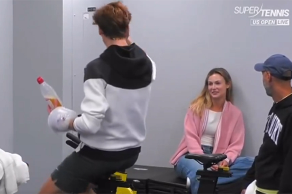 Tennis, Sinner conquista gli ottavi di finale del Masters 100 di Shanghai e poi sorride sul gossip del suo matrimonio Tennis, Sinner conquista gli ottavi di finale del Masters 100 di Shanghai e poi sorride sul gossip del suo matrimonio